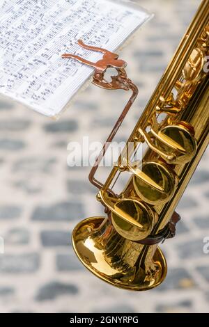 Partitura musicale nella parte anteriore dei giocatori di una banda di paese, la parte visibile dello strumento Foto Stock