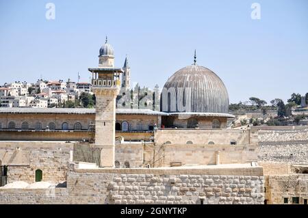 Israele, Gerusalemme, Haram esh Sharif (Temple Mount) Vista del sud-ovest. Il minareto e la cupola della Moschea di Al-Aqsa Foto Stock