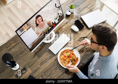 Pausa pranzo ufficio virtuale con videoconferenza online Foto Stock