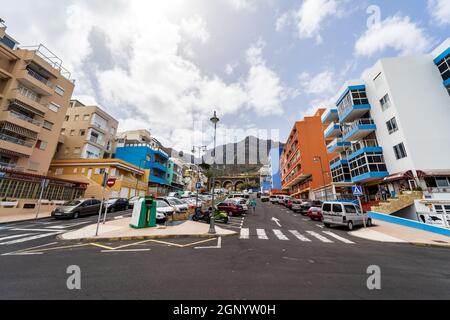 BAJAMAR, Isole CANARIE, TENERIFE - 06 LUGLIO 2021: Piccola città turistica nel nord di Tenerife sulla costa atlantica. Foto Stock