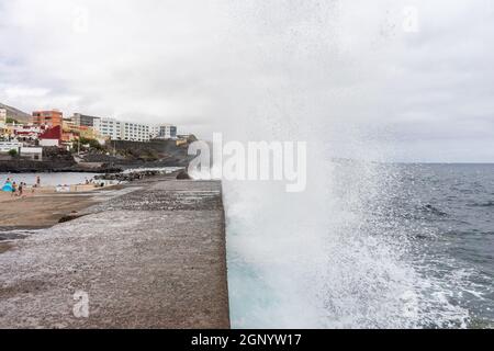 BAJAMAR, Isole CANARIE, TENERIFE - 06 LUGLIO 2021: Passeggiata con una spiaggia in una piccola città nel nord di Tenerife. Foto Stock