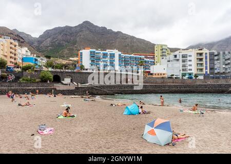 BAJAMAR, Isole CANARIE, TENERIFE - 06 LUGLIO 2021: Passeggiata con una spiaggia in una piccola città nel nord di Tenerife. Foto Stock