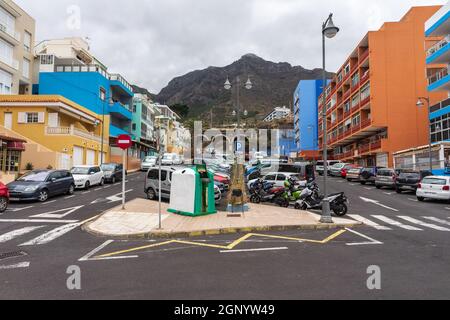 BAJAMAR, Isole CANARIE, TENERIFE - 06 LUGLIO 2021: Piccola città turistica nel nord di Tenerife sulla costa atlantica. Foto Stock