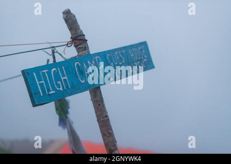 NEPAL - 31 MAGGIO 2016: Cartello di benvenuto della pensione e del ristorante sulla strada di trekking a Machapuchare, Nepal il 31 maggio 2016 Foto Stock