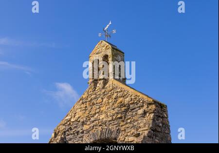 Primo piano dei resti della Chiesa di San Brynach a CWM Yr Eglwys, Dinas, Pembrokeshire, Galles, Regno Unito Foto Stock