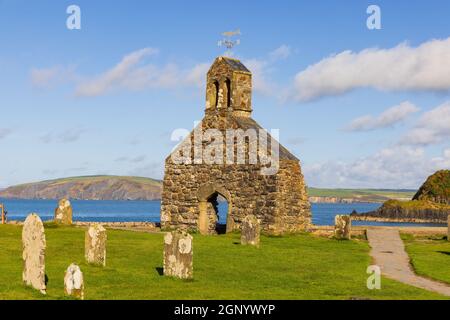 Resti della Chiesa di San Brynach a CWM Yr Eglwys, Dinas, Pembrokeshire, Galles, Regno Unito Foto Stock