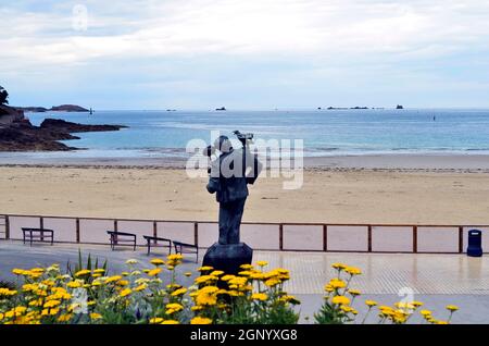 Dinard, Francia - 10 giugno 2011: Scultura di alfred hitchcock sulla spiaggia di Dinard è stato il direttore del film The Birds Foto Stock