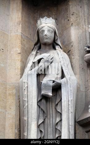 Santa Clotilde statua sul portale del Saint Germain l'Auxerrois chiesa a Parigi, Francia Foto Stock