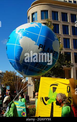 FRANCOFORTE, GERMANIA - 24 settembre 2021: Greenpeace in un venerdì per la futura manifestazione. Pianeta Terra palloncino contro un cielo blu. Foto Stock