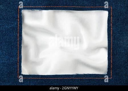 Telaio realizzato in tessuto denim con cuciture gialle su bianco seta, con spazio per il testo Foto Stock