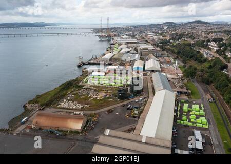 Dundee, Scozia, Regno Unito. 28 settembre 2021. Veduta aerea del Porto di Dundee a Tayside. Si tratta di una possibile ubicazione di uno dei nuovi Freeport proposti dal governo britannico. I porti franche sono progettati per incoraggiare la crescita economica esentando le merci che arrivano in essi dalle tasse e dalle tasse doganali. Il governo scozzese guidato dalla SNP si oppone a Freeports e propone la propria versione chiamata Greenports. Iain Masterton/Alamy Live News. Foto Stock