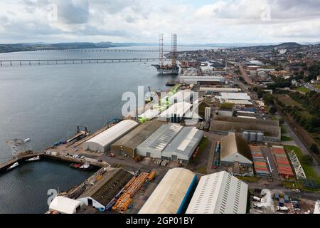 Dundee, Scozia, Regno Unito. 28 settembre 2021. Veduta aerea del Porto di Dundee a Tayside. Si tratta di una possibile ubicazione di uno dei nuovi Freeport proposti dal governo britannico. I porti franche sono progettati per incoraggiare la crescita economica esentando le merci che arrivano in essi dalle tasse e dalle tasse doganali. Il governo scozzese guidato dalla SNP si oppone a Freeports e propone la propria versione chiamata Greenports. Iain Masterton/Alamy Live News. Foto Stock