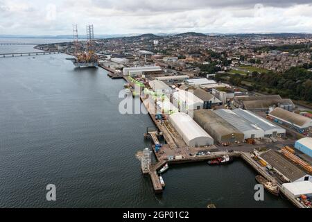 Dundee, Scozia, Regno Unito. 28 settembre 2021. Veduta aerea del Porto di Dundee a Tayside. Si tratta di una possibile ubicazione di uno dei nuovi Freeport proposti dal governo britannico. I porti franche sono progettati per incoraggiare la crescita economica esentando le merci che arrivano in essi dalle tasse e dalle tasse doganali. Il governo scozzese guidato dalla SNP si oppone a Freeports e propone la propria versione chiamata Greenports. Iain Masterton/Alamy Live News. Foto Stock