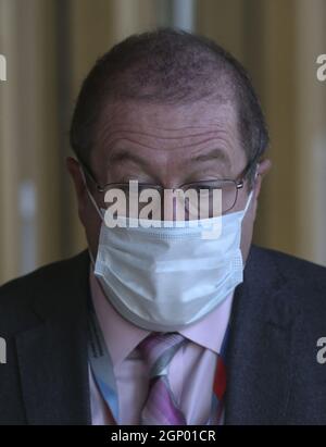 File photo datato 06/10/20 del ministro scozzese dei trasporti Graeme Dey in arrivo per le questioni di attualità al Parlamento scozzese, Holyrood, Edimburgo. Il ministro dei trasporti Graeme Dey ha respinto le preoccupazioni che l'introduzione del trasporto gratuito in autobus per meno di 22 potrebbe vedere l'aumento delle tariffe per altri passeggeri. Dey ha insistito che il governo scozzese era stato "vivo al rischio” di tali conseguenze involontarie quando ha sviluppato il regime. Ha parlato come MSP in seno alla commissione per i trasporti di Holyrood ha dato il loro sostegno alla politica, che si basa sul libero viaggio in autobus esistente per i minori di 19 anni. Foto Stock