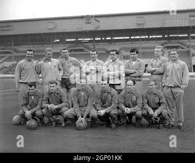 Foto del file datata 03-04-1962 dei membri del team inglese per incontrare l'Austria a Wembley. Da sinistra a destra: Jimmy Armfield, Ron Flowers, Peter Swan, Ron Springett, Hodgkinson, Stan Anderson, Bobby Moore, McNeil. Prima fila: John Connelly, Roger Hunt, Ray Crawford, Johnny Haynes, James Melia e Bobby Charlton. Data di emissione: Martedì 28 settembre 2021. Foto Stock