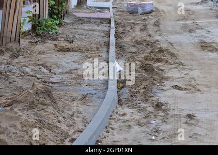 Marciapiede concreto sulla ricostruzione stradale tra marciapiede e strada. Ristrutturazione. Foto Stock