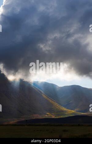 Suggestivo paesaggio montano nei pressi del borgo di Castelluccio nel Parco Nazionale del Monte Sibillini, Umbria, Italia Foto Stock