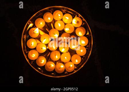 candele accese molte isolate tenute in plat per la celebrazione culturale diwali luci Foto Stock