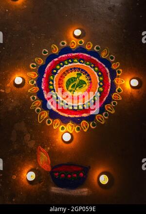 rangoli colorati con candele accese al festival di notte Foto Stock