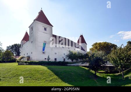 Austria, castello Orth nella bassa Austria, ex castello ormeggiato ora utilizzato come museo e centro informazioni del parco nazionale Donau-Auen Foto Stock