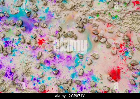 immagine astratta full frame che mostra vari spruzzi di vernice colorata su terreno fangoso Foto Stock