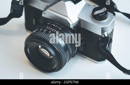 Macchina fotografica retrò vintage, sfondo bianco Foto Stock