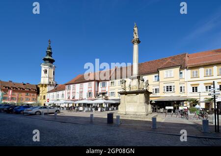 Bad Radkersburg, Austria - 24 settembre 2021: Persone non identificate sulla piazza principale della città al confine con la Slovenia, con il municipio Foto Stock