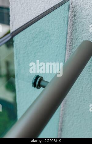 Facciate e pareti di vetro. Dispositivi di fissaggio in metallo. Foto Stock