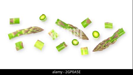 Banner vegetali isolato. Verdure di asparagi verdi con tracciato di taglio su sfondo bianco con ombre. Disposizione piatta. Morte piena di campo. Foto Stock