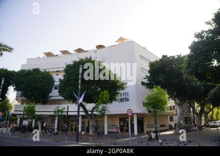 Bauhaus Architecture Hotel Cinema a Piazza Zina Dizengoff, nella Città Bianca di Tel Aviv. La Città Bianca si riferisce ad una collezione di oltre 4,000 edifici buil Foto Stock