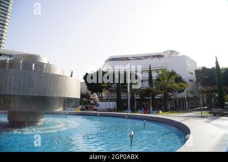 Bauhaus architettura Piazza Zina Dizengoff, a Tel Aviv Città Bianca. La Città Bianca si riferisce ad una collezione di oltre 4,000 edifici costruiti nel Bauhaus Foto Stock