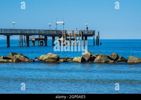 Molo sulla costa del Mar Baltico a Wustrow, Germania. Foto Stock