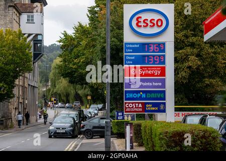 I conducenti sono in fila per il carburante in entrambe le direzioni presso un distributore di benzina esso a Bath, Somerset, mentre la crisi del carburante continua in tutto il Regno Unito. Foto Stock