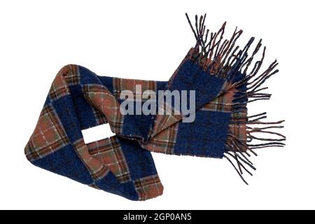 Sciarpa isolata. Primo piano di una sciarpa a scacchi o a plaid calda con frange isolate su sfondo bianco. Foto Stock