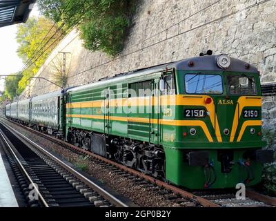 Treno turistico FELIPE II. Locomotiva 2150 presso la stazione di Príncipe Pío a Madrid, Spagna. Europa. Fotografia orizzontale. Foto Stock