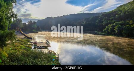 Svyatogorsk, Ucraina 07.16.2020. Fiume Seversky Donets vicino alla Svyatogorsk o Sviatohirsk lavra in una soleggiata mattina estiva Foto Stock