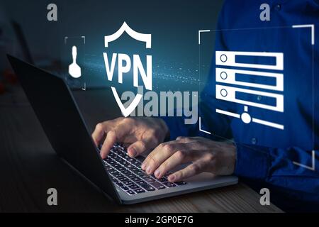 Concetto di connessione protetta VPN. Persona che utilizza la tecnologia Virtual Private Network sul computer portatile per creare un tunnel crittografato sul server remoto su Inter Foto Stock