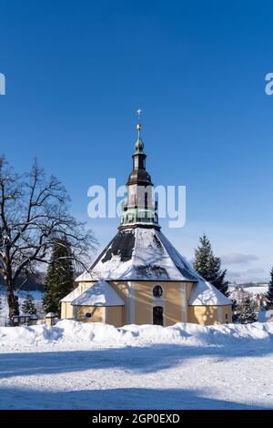 Chiesa nel villaggio di Natale Seiffen ore Montagne in Sassonia Germania in inverno. Foto Stock