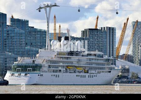 Crystal Endeavour, una nave da spedizione di lusso a 6*, gestita da Crystal Cruises arriva sul Tamigi per fare il suo primo porto di Londra con una visita a Greenwich. Foto Stock