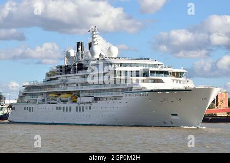 Crystal Endeavour, una nave da spedizione di lusso a 6*, gestita da Crystal Cruises arriva sul Tamigi per fare il suo primo porto di Londra con una visita a Greenwich. Foto Stock