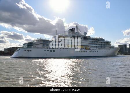 Crystal Endeavour, una nave da spedizione di lusso a 6*, gestita da Crystal Cruises arriva sul Tamigi per fare il suo primo porto di Londra con una visita a Greenwich. Foto Stock