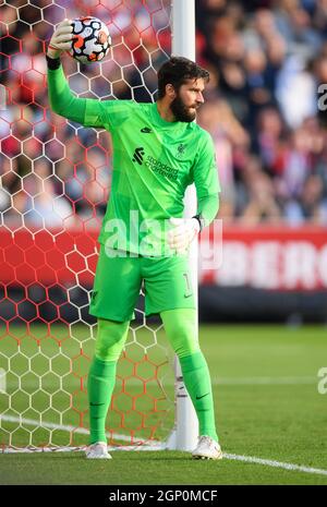 25 settembre 2021 - Brentford / Liverpool - la Premier League - Brentford Community Stadium il portiere di Liverpool Alisson durante il Premier Leagu Foto Stock