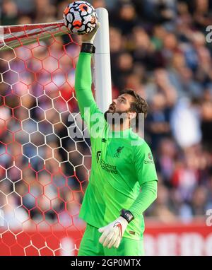 25 settembre 2021 - Brentford / Liverpool - la Premier League - Brentford Community Stadium il portiere di Liverpool Alisson durante il Premier Leagu Foto Stock