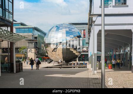 Centro di Bristol, vista in estate della sfera specchiata del Planetarium situata in Millennium Square nella moderna zona di Harbourside di Bristol, Inghilterra, Foto Stock