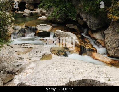 Lunga esposizione del Creek Saut Du Loup nel canyon Gorges Du Loup in Provenza Francia in Una bella giornata estiva Foto Stock