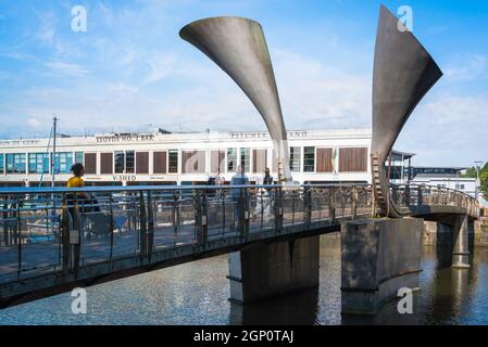 Pero's Bridge Bristol, vista del Pero's Bridge che collega lo stretto Quay con Bordeaux Quay nell'area di Harbourside nel centro di Bristol, Inghilterra, Regno Unito Foto Stock