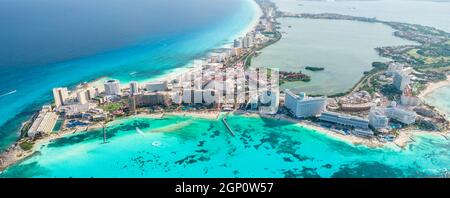 Vista panoramica aerea della spiaggia di Cancun e della zona degli hotel in Messico. Paesaggio della costa caraibica di resort messicano con spiaggia Playa Caracol e Kukulcan Foto Stock