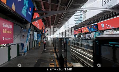 Asok BTS Skytrain Station Sukhumvit Road presso Asok Montri Road Bangkok Thailandia Foto Stock