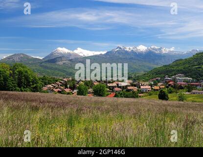 Vista dalla campagna di Gap alle montagne innevate delle Alpi in Francia in Una splendida Primavera con Un cielo blu chiaro Foto Stock