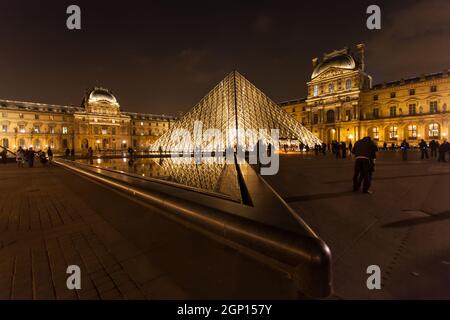 PARIGI - 30 NOVEMBRE: Il Museo d'Arte del Louvre il 30 novembre 2012 a Parigi. La storia di questo museo più famoso risale a 800 anni di tran continuo Foto Stock